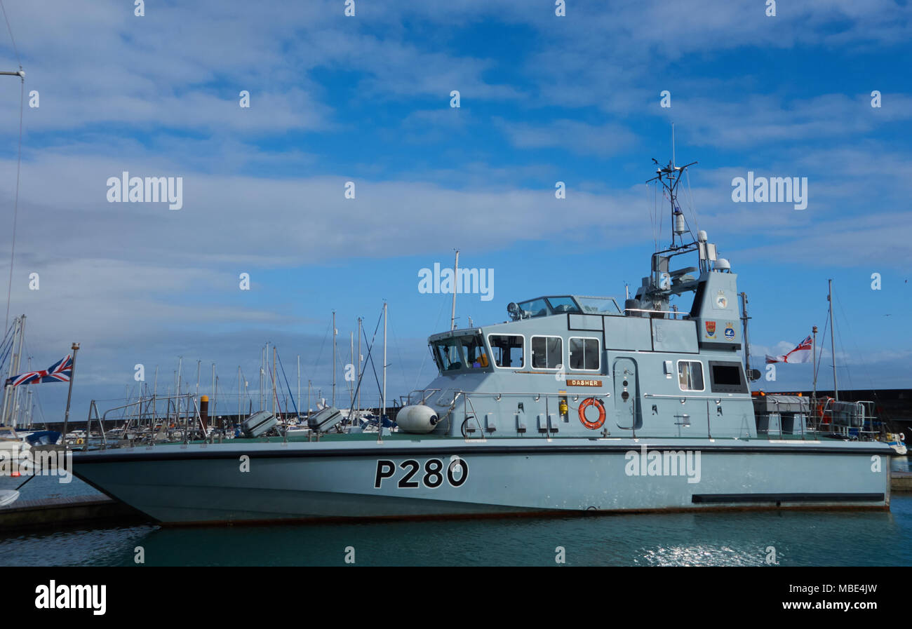 Royal Navy P2000 HMS RASPADOR P280 atracados en el puerto deportivo de Brighton Foto de stock