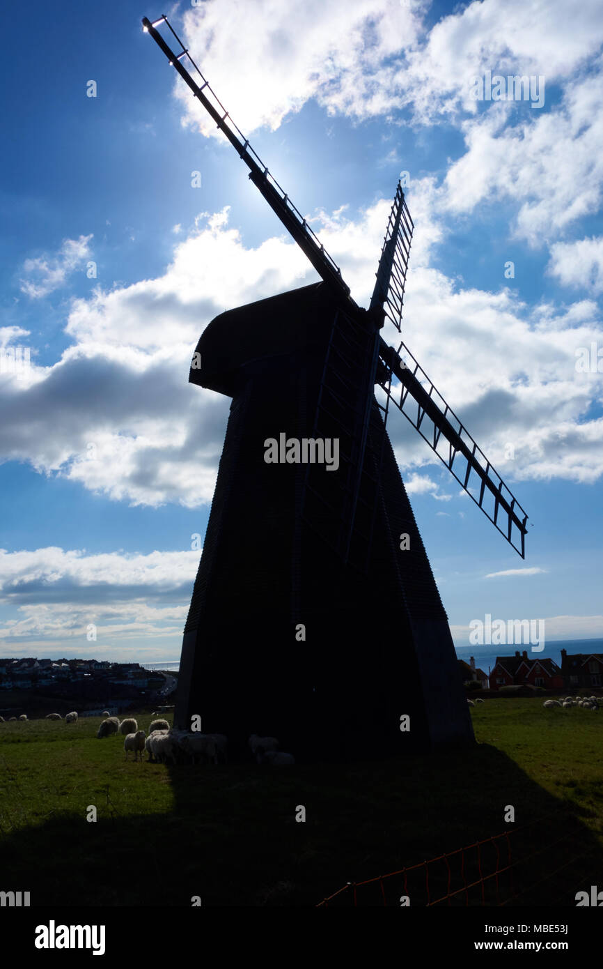 Molino de viento de madera negra en lo alto de la colina al oeste de Rottingdean, Brighton, REINO UNIDO Foto de stock