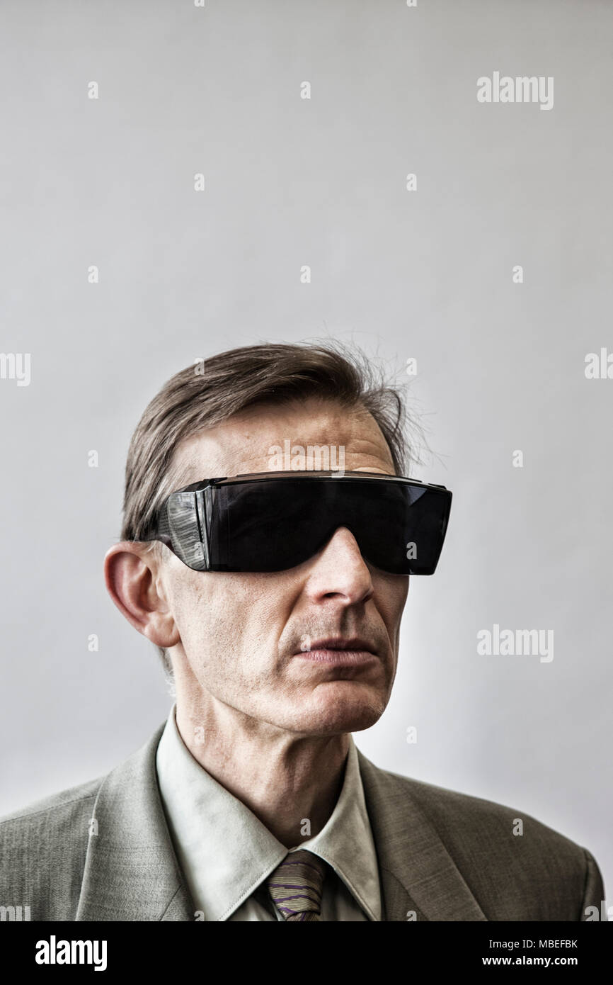 bádminton Caprichoso Geología Retrato de estudio de hombre caucásico actor vistiendo grandes gafas de sol  o gafas protectoras con lentes oscurecidas Fotografía de stock - Alamy