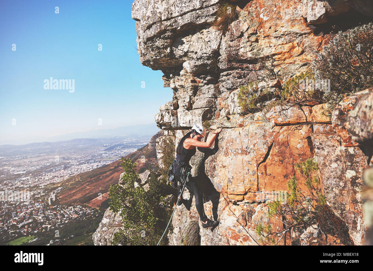 Hembra escalador colgando del rock Foto de stock
