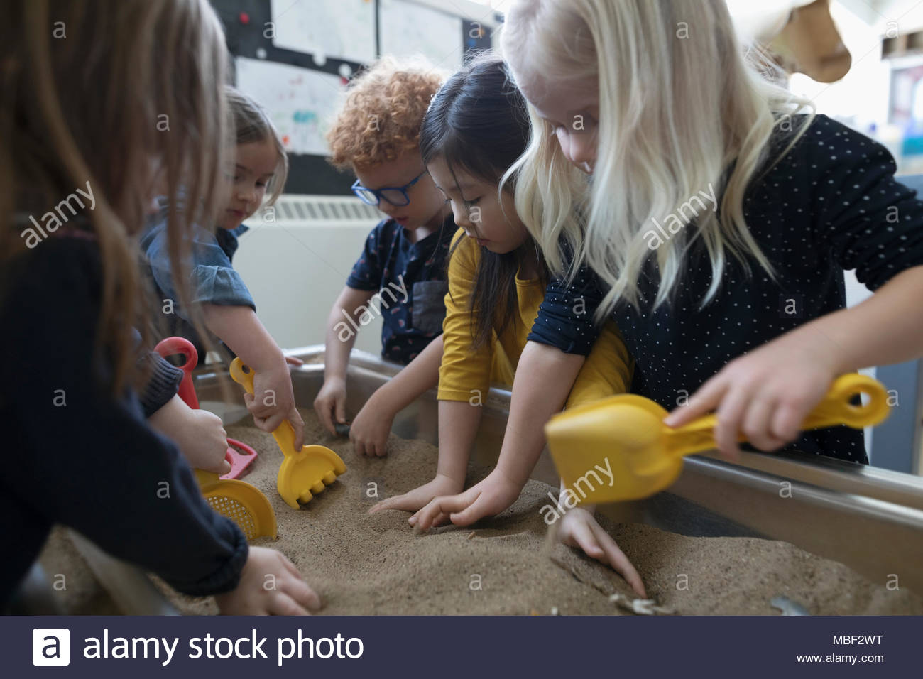Los estudiantes preescolares jugando en sandbox Foto de stock