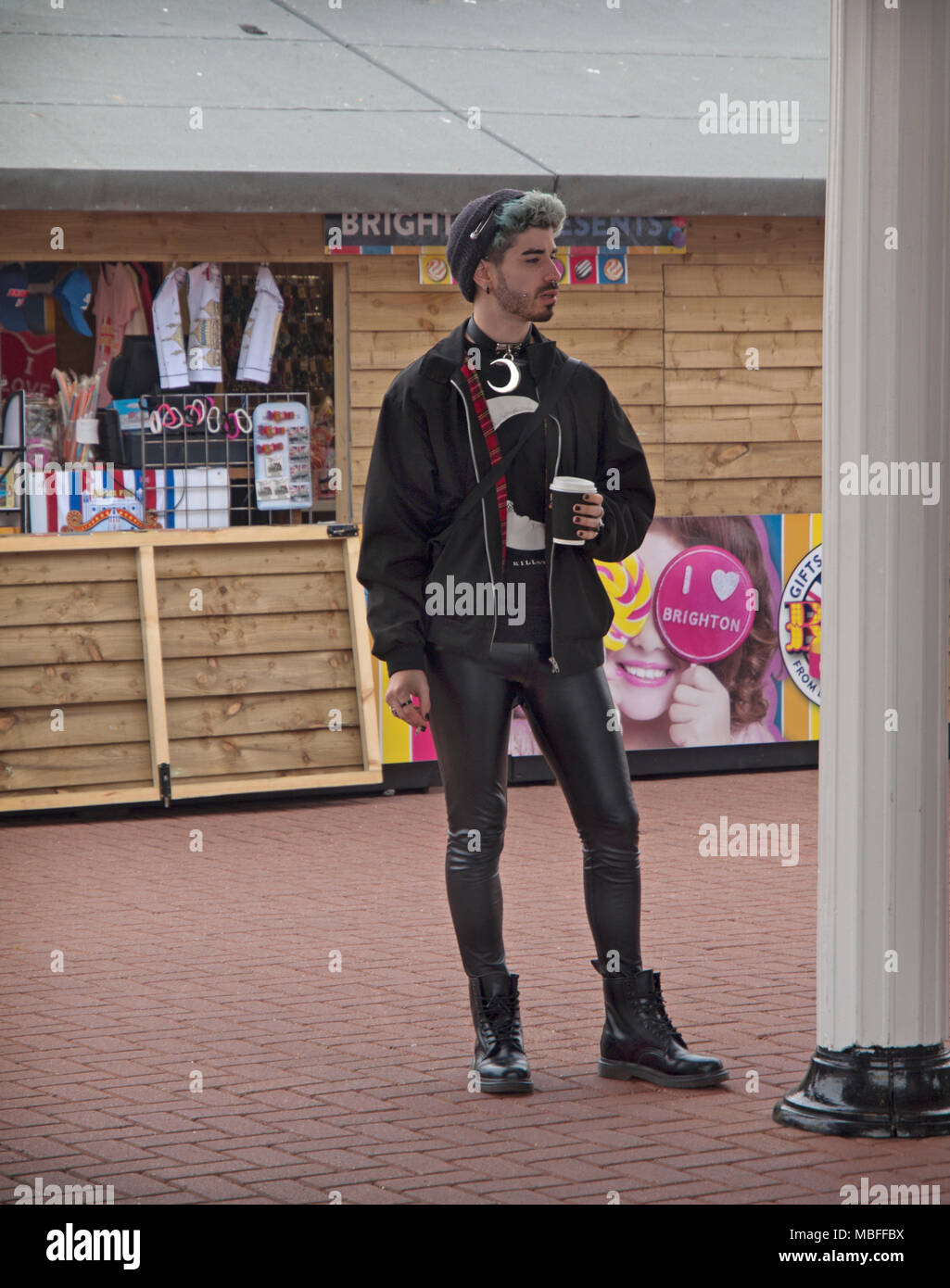 Un hombre joven en plástico negro pantalón café bebidas en Brighton  Fotografía de stock - Alamy