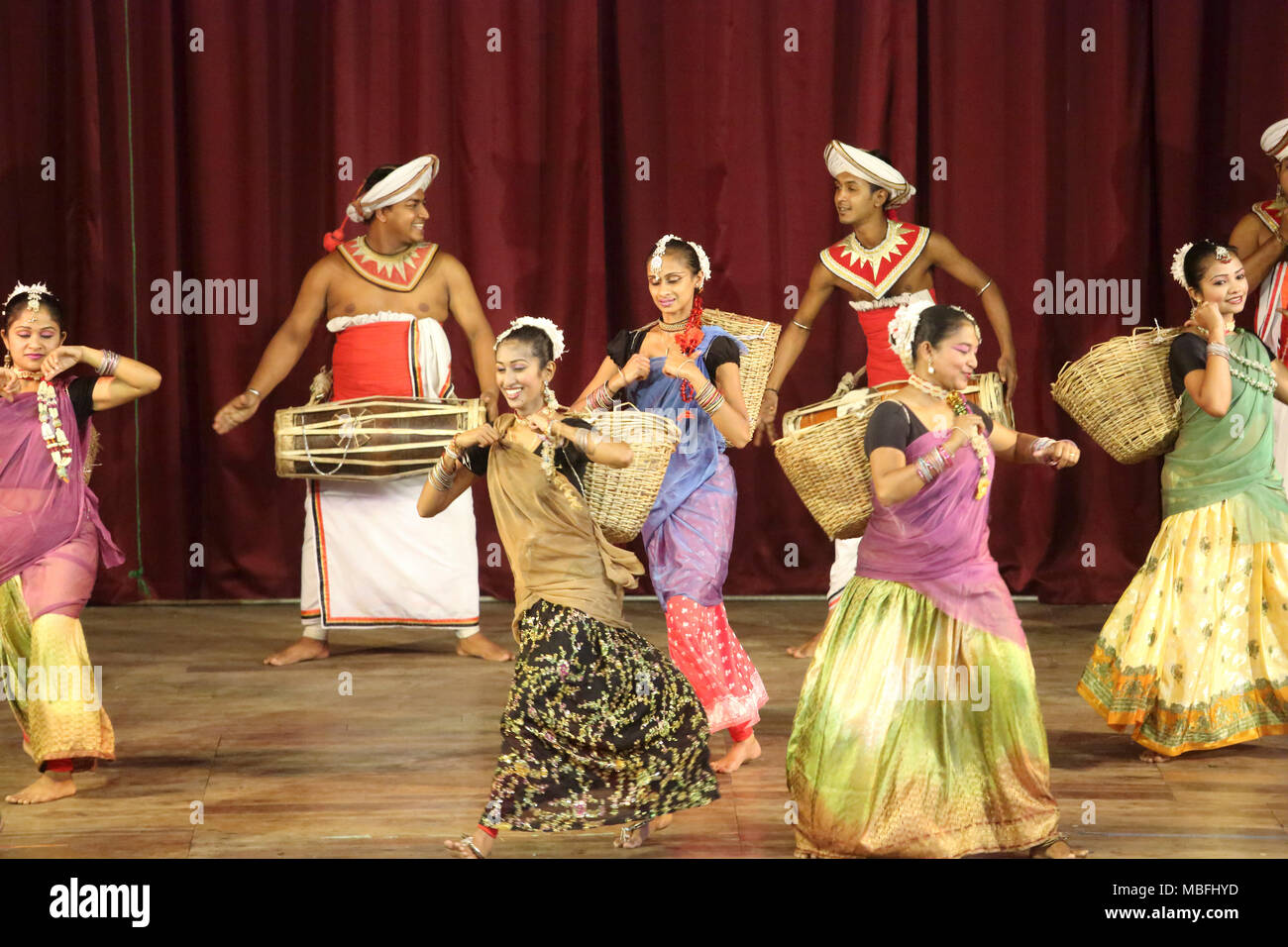 Sangaraja Mawatha Provincia Central Kandy Sri Lanka Kandy Kandy Centro Cultural bailarines realizando Kulu Natuma Cosecha (Danza) Foto de stock