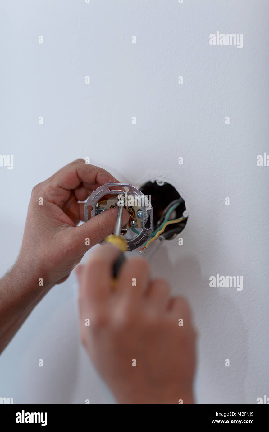 Instalar interruptor de luz fotografías e imágenes de alta resolución -  Alamy