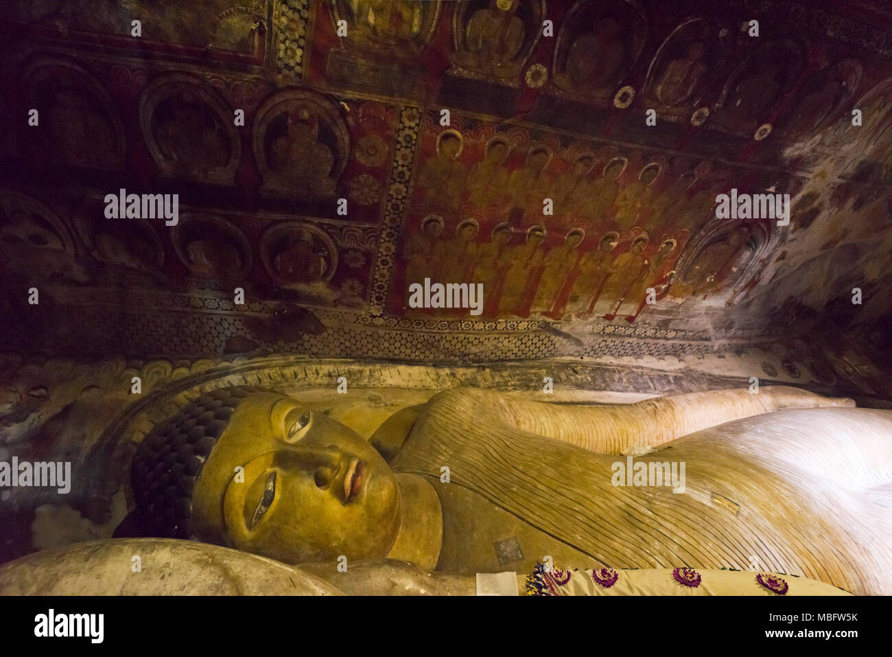 Vista horizontal de la estatua del Buda recostado en la cueva de Dambulla Templo de Sri Lanka. Foto de stock