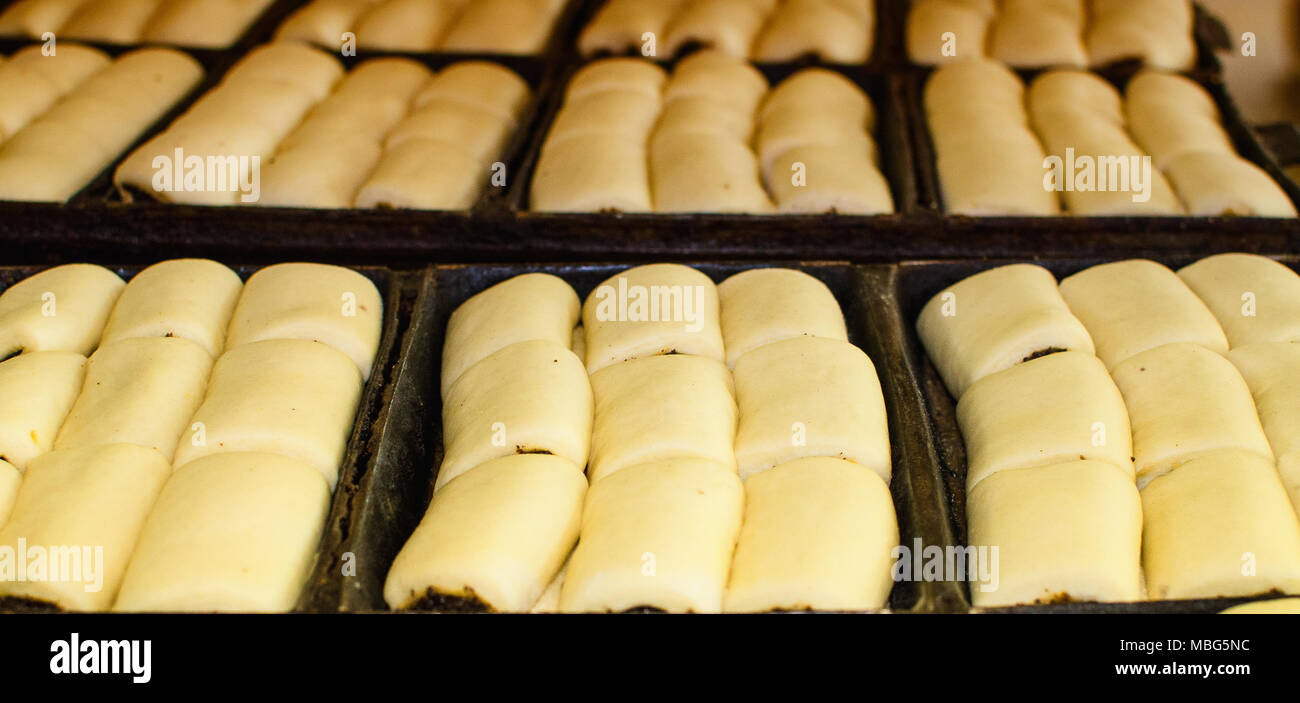 Pastelería dulce va a un gran horno en una panadería grande Foto de stock