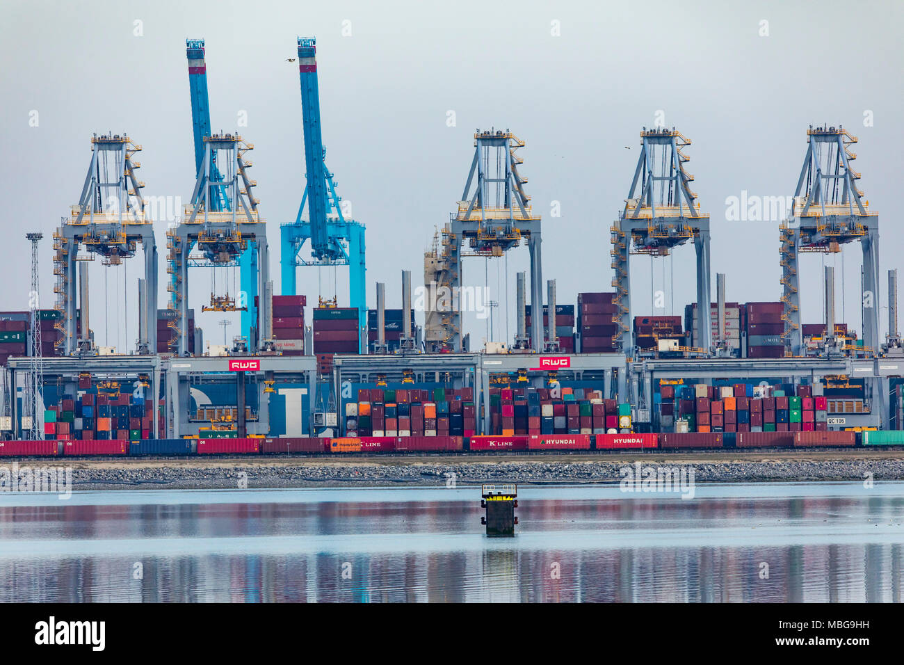 El puerto de Rotterdam, Holanda, puerto de aguas profundas Maasvlakte 2,  sobre una superficie de tierra creada artificialmente en frente de la costa  original, Rotterdam World Fotografía de stock - Alamy