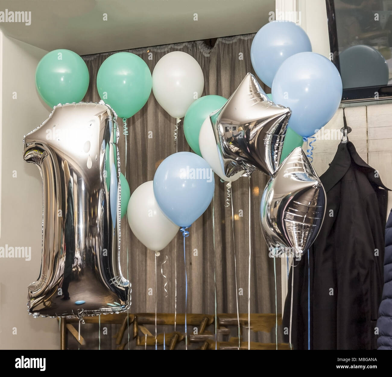 Lima diente Inferior El restaurante de decoración con globos para el aniversario del cumpleaños  del niño Fotografía de stock - Alamy