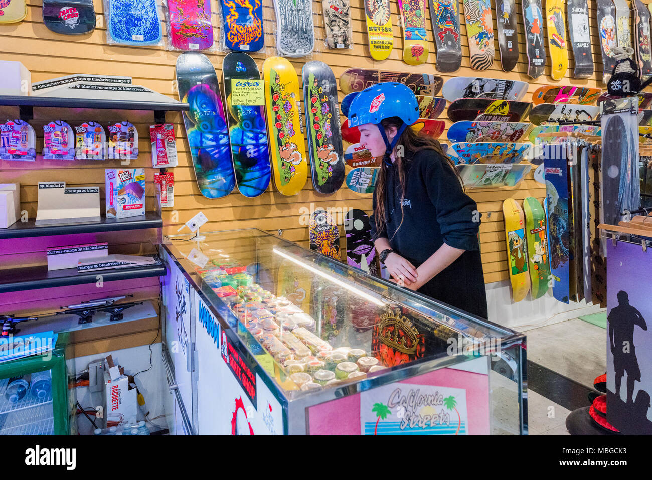 Skateboarding shop fotografías e imágenes de alta resolución - Alamy