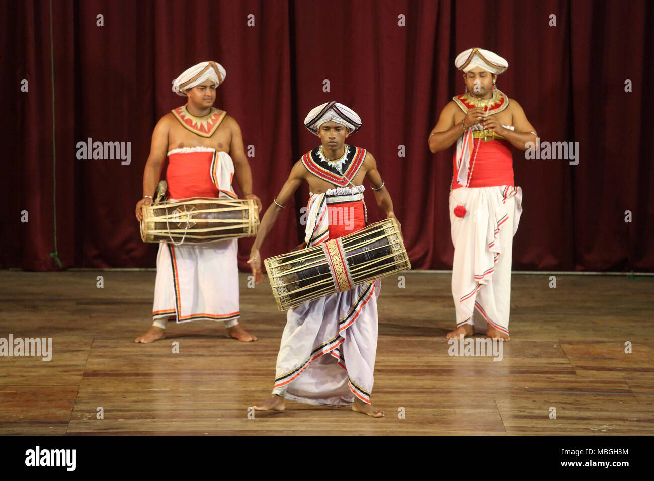 Sangaraja Mawatha Provincia Central Kandy Sri Lanka Kandy Kandy Centro Cultural músicos tocando el Yak Beraya, Geta y el Horanawa Beraya Foto de stock