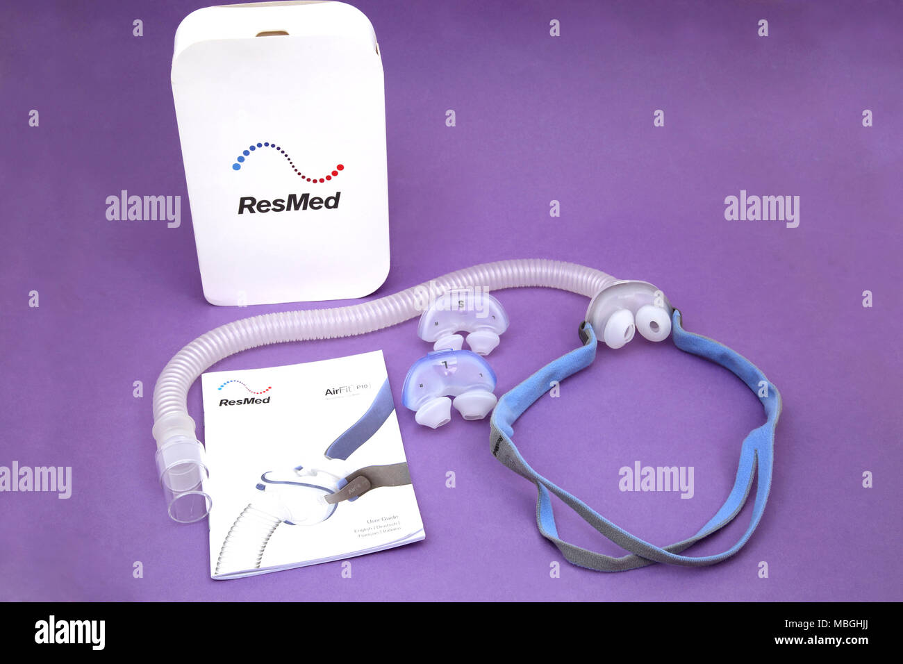 ResMed P10 Airfit CPAP con mascarilla nasal para personas que sufren de  apnea del sueño Fotografía de stock - Alamy
