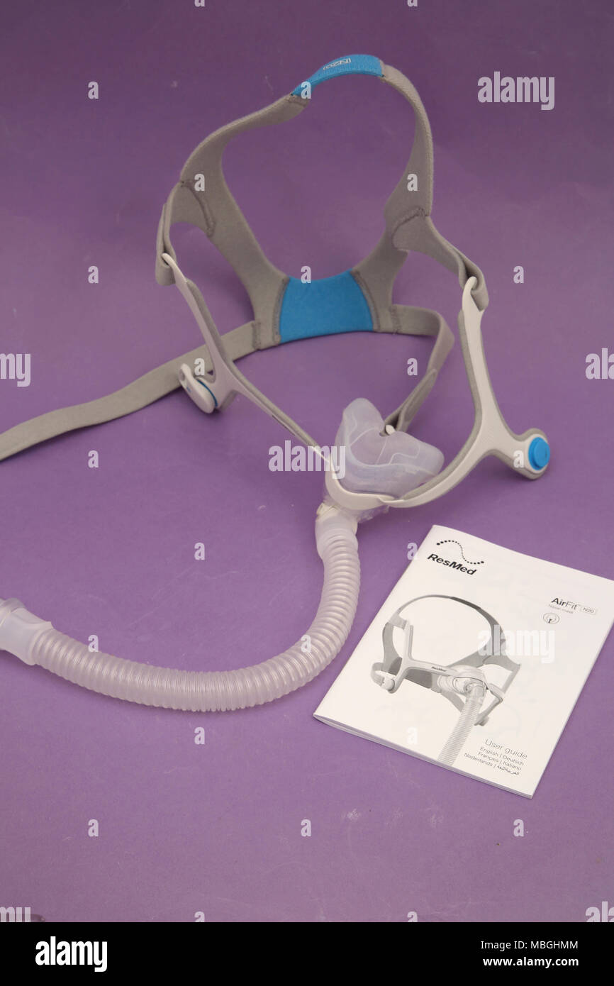 ResMed CPAP Airfit N20 con mascarilla nasal para personas que sufren de  apnea del sueño Fotografía de stock - Alamy