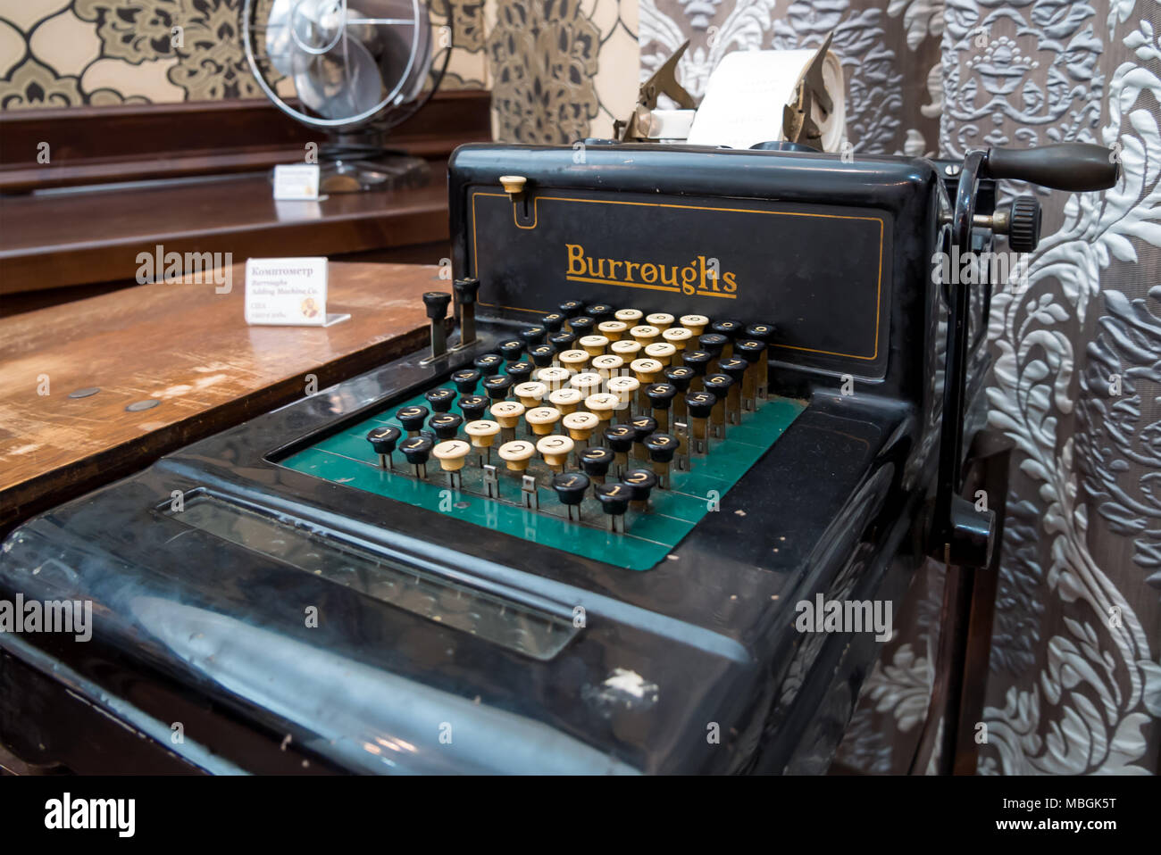 Novozhivotinnoe, Rusia - Mayo 26, 2017: La antigua calculadora mecánica 'Burroughs máquina de sumar CO' Foto de stock