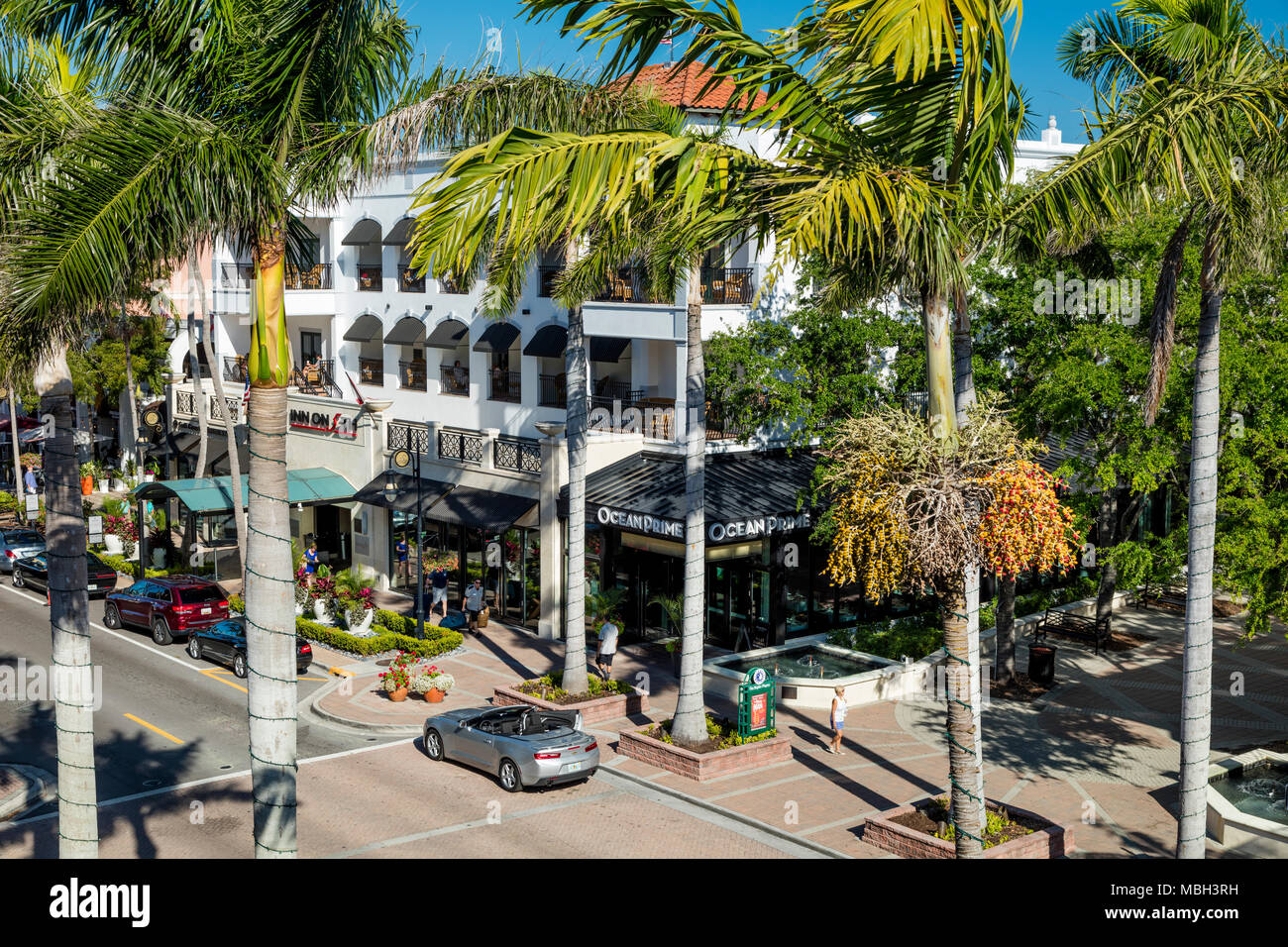 En la quinta Inn Hotel y comercios al por menor a lo largo de la Quinta Avenida, Naples, Florida, EE.UU. Foto de stock