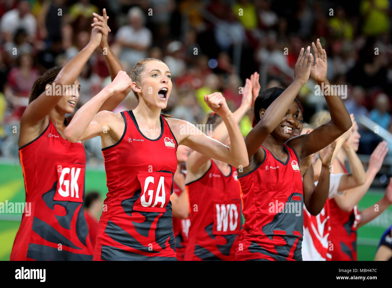 Helen Housby de Inglaterra (GA) y sus compañeros de equipo celebrar su victoria contra Nueva Zelanda en el baloncesto en el Centro de Convenciones y Exposiciones Gold Coast durante el día siete de los juegos de la Commonwealth de 2018 en la Costa de Oro, Australia. Foto de stock