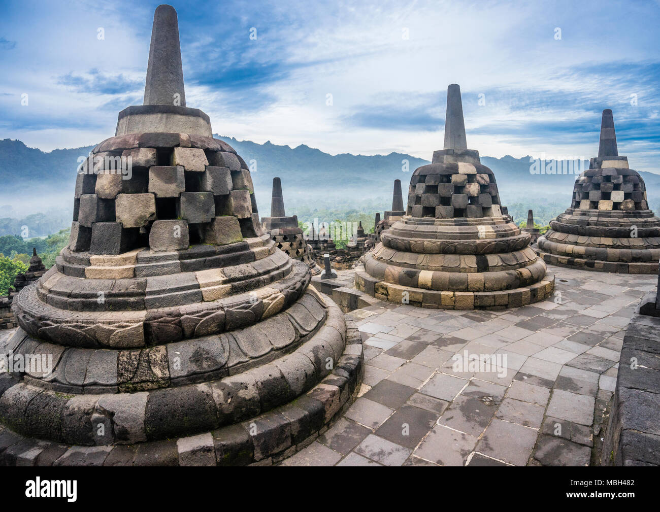 Las estupas perforadas que contienen estatuas de Buda en el top terrazas circulares del siglo ix templo Budista Borobudur, en Java Central, Indonesia Foto de stock