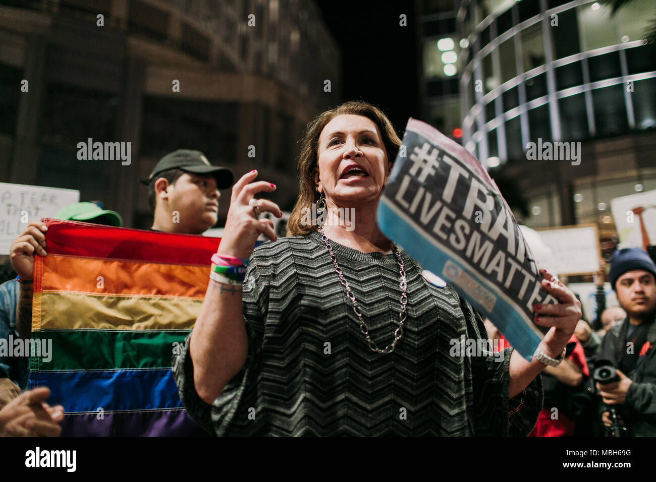 Anti-Trump protesta pacífica en el centro de Orlando (2016). Foto de stock