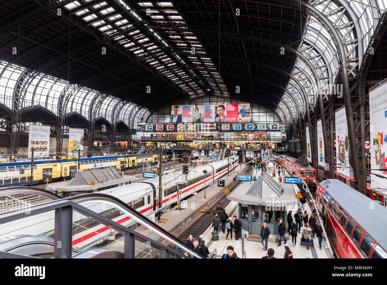 Dentro de Hamburg Hauptbahnhof, la estación principal de trenes de la ciudad de Hamburgo, Alemania. Foto de stock