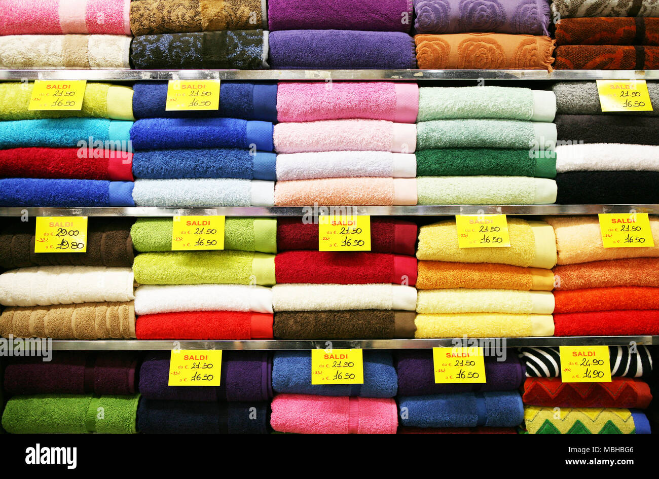 Colorida toalla estantes en venta tienda de descuento Foto de stock