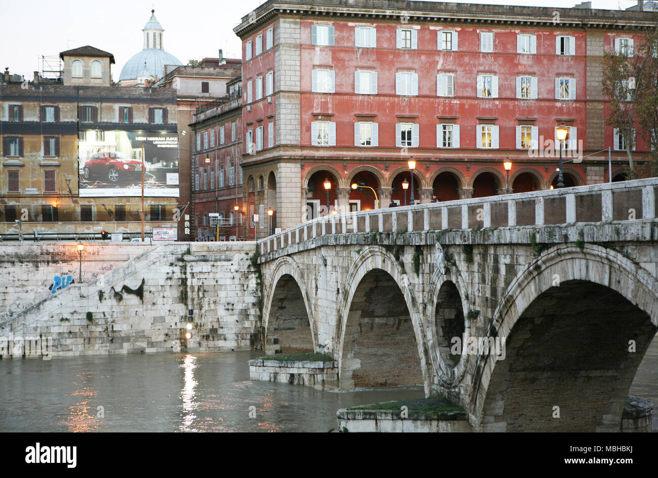 Ponte Sisto puente desde el lado del Trastevere con el río Tiber floading, Roma, Italia Foto de stock
