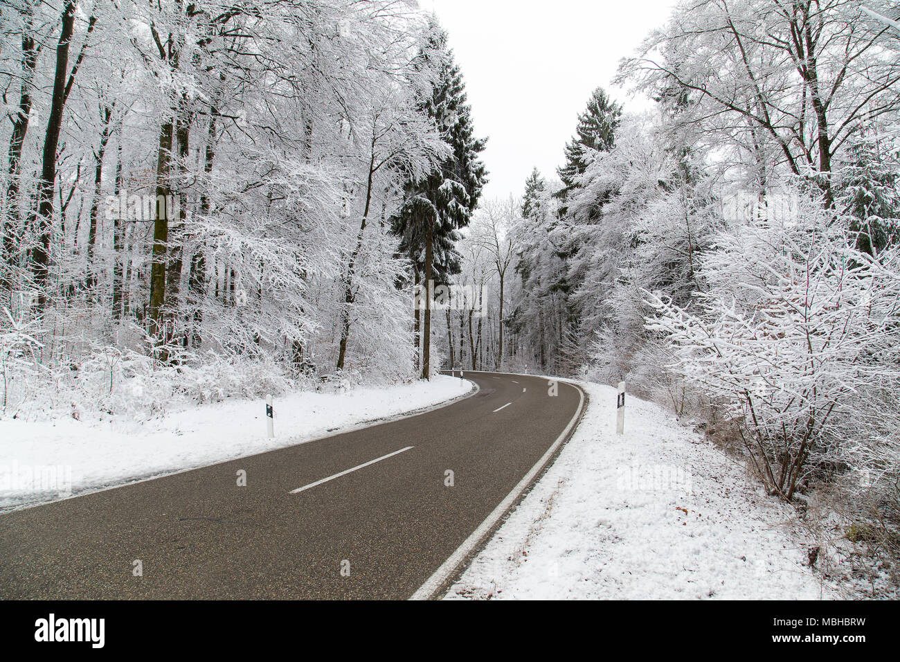 Paisaje invernal escena, árboles cubiertos de nieve, hielo, carreteras heladas paisaje. Foto de stock