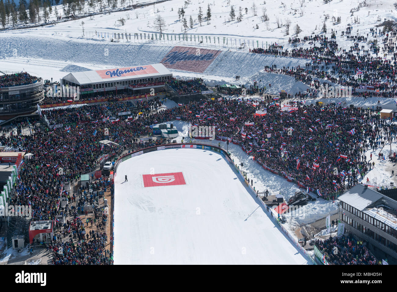 PLANICA, Eslovenia - 24 de marzo de 2018 : FIS World Cup Final de salto de esquí - ventiladores Foto de stock