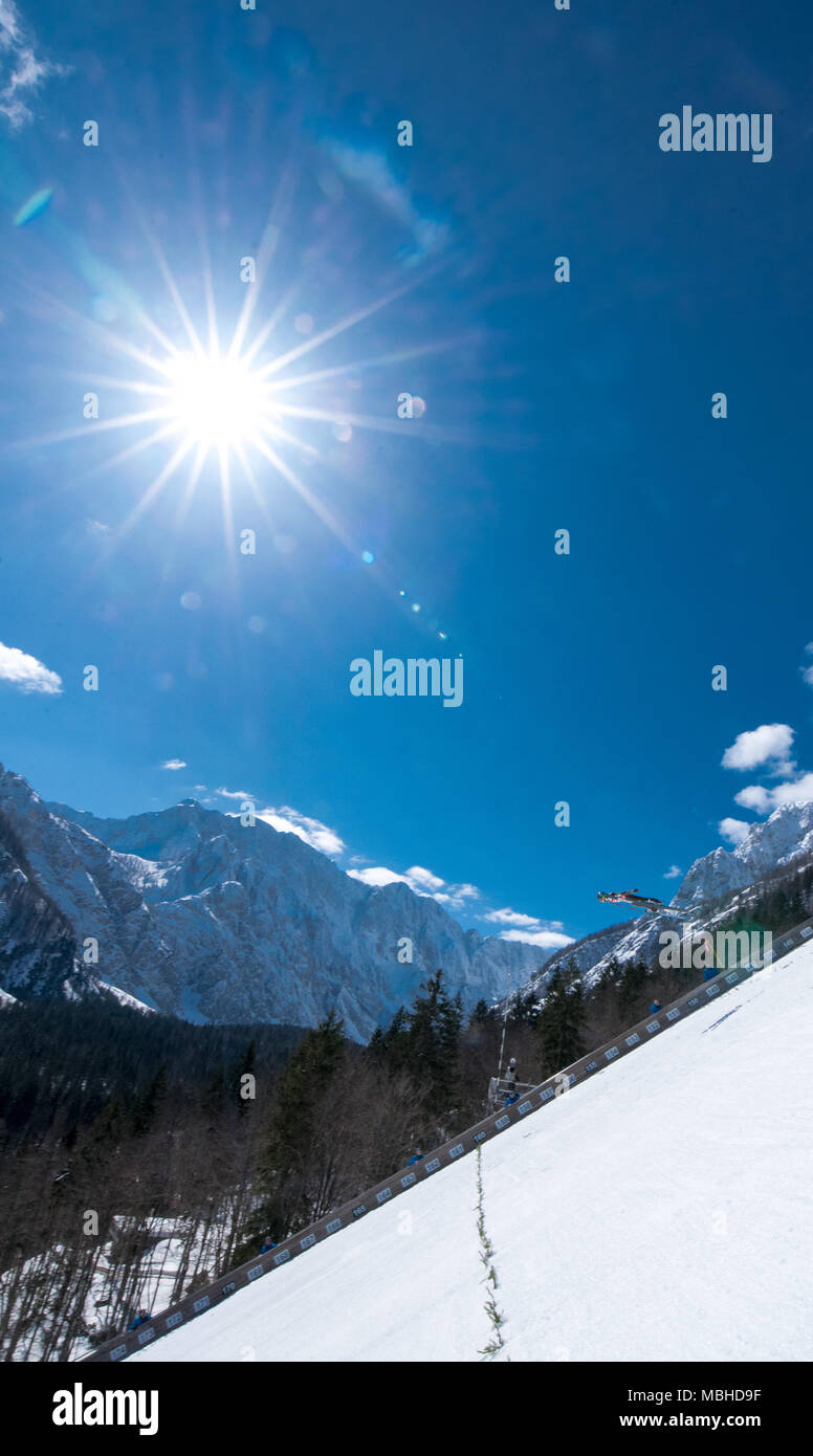 PLANICA, Eslovenia - 24 de marzo de 2018 : FIS World Cup Final de salto de esquí - Cerro y sun Foto de stock