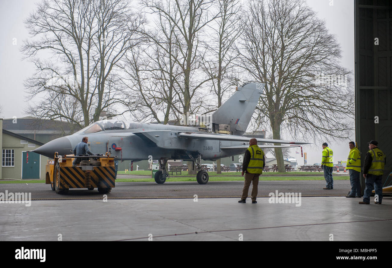 IWM Duxford, Cambridgeshire, Reino Unido. 11 de abril de 2018. Imperial War Museums, trabajando con RAF Marham, agregue Tornado GR4 ZA469 a la muestra en el IWM Duxford. Tornado GR4 ZA469 es transportada desde el Hall de la conservación en el espacio aéreo de la batalla de Bretaña exposición, donde va a mostrar a los visitantes desde el 11 de abril de 2018. El Tornado GR4 es el jet de combate más importantes utilizados por la RAF durante los últimos 27 años y continúa en servicio hasta 2019. Crédito: Malcolm Park/Alamy Live News. Foto de stock