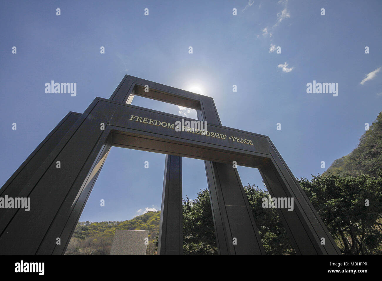 Paju, GYEONGGI, COREA DEL SUR. 11 abr, 2018. Abril 11, 2018-Goyang, Corea del Sur - una visión de la guerra de Corea, Inglaterra contingente monumento de Gloster Hill Memorial Park en Paju, Sur Kroea. El monumento se encuentra en el pie de Gloster Seolmacheon colina junto al arroyo, la ubicación inicial de la sede del regimiento de Gloucestershire durante la batalla en el río Imjin. Fue construido por los británicos y unidades de las fuerzas armadas de Corea del Sur como un monumento al Regimiento de Gloucestershire y C tropa, 170ª batería de morteros, artillería real. Crédito: Ryu Seung-Il/Zuma alambre/Alamy Live News Foto de stock