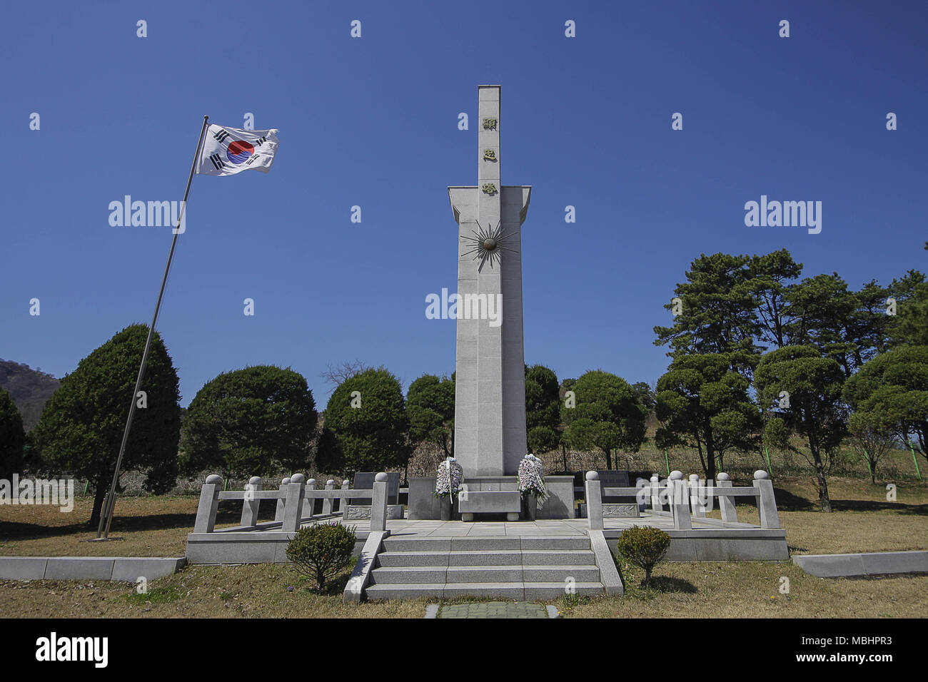 Yeoncheon, GYEONGGI, COREA DEL SUR. 11 abr, 2018. Abril 11, 2018-Goyang, Corea del Sur - una visión de memorias de veteranos de la guerra de Corea monumento. Para admirar el gran logro el 17º regimiento del ejército efectivos realizados en el distrito Yeoncheon batallas desde el 17 de diciembre de 1950 al 15 de marzo de 1951. Y en honor a la nación, la libertad y la paz. Crédito: Ryu Seung-Il/Zuma alambre/Alamy Live News Foto de stock