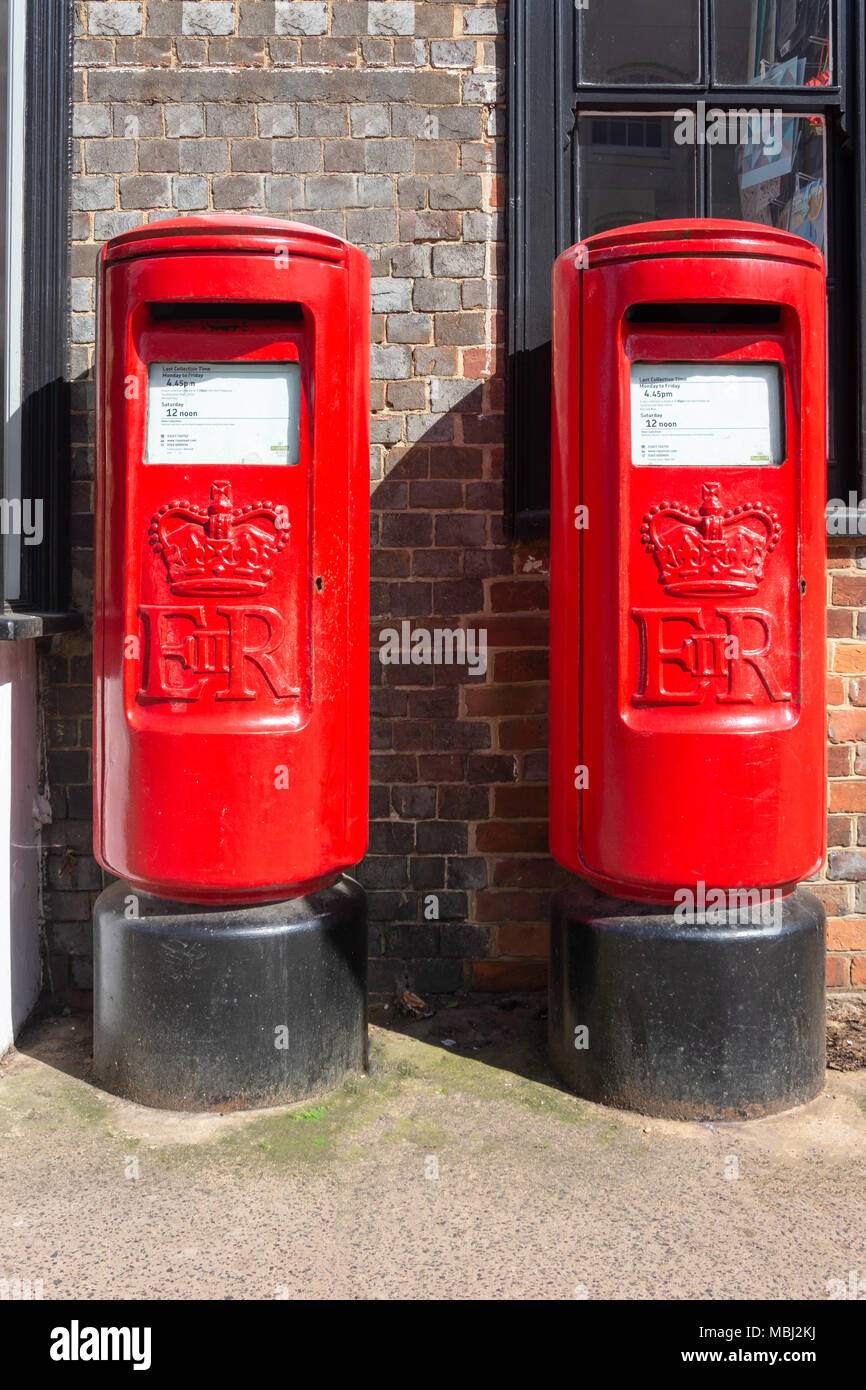 Par de cajas pilar rojo en High Street, Bishop's Waltham, Hampshire, Inglaterra, Reino Unido Foto de stock