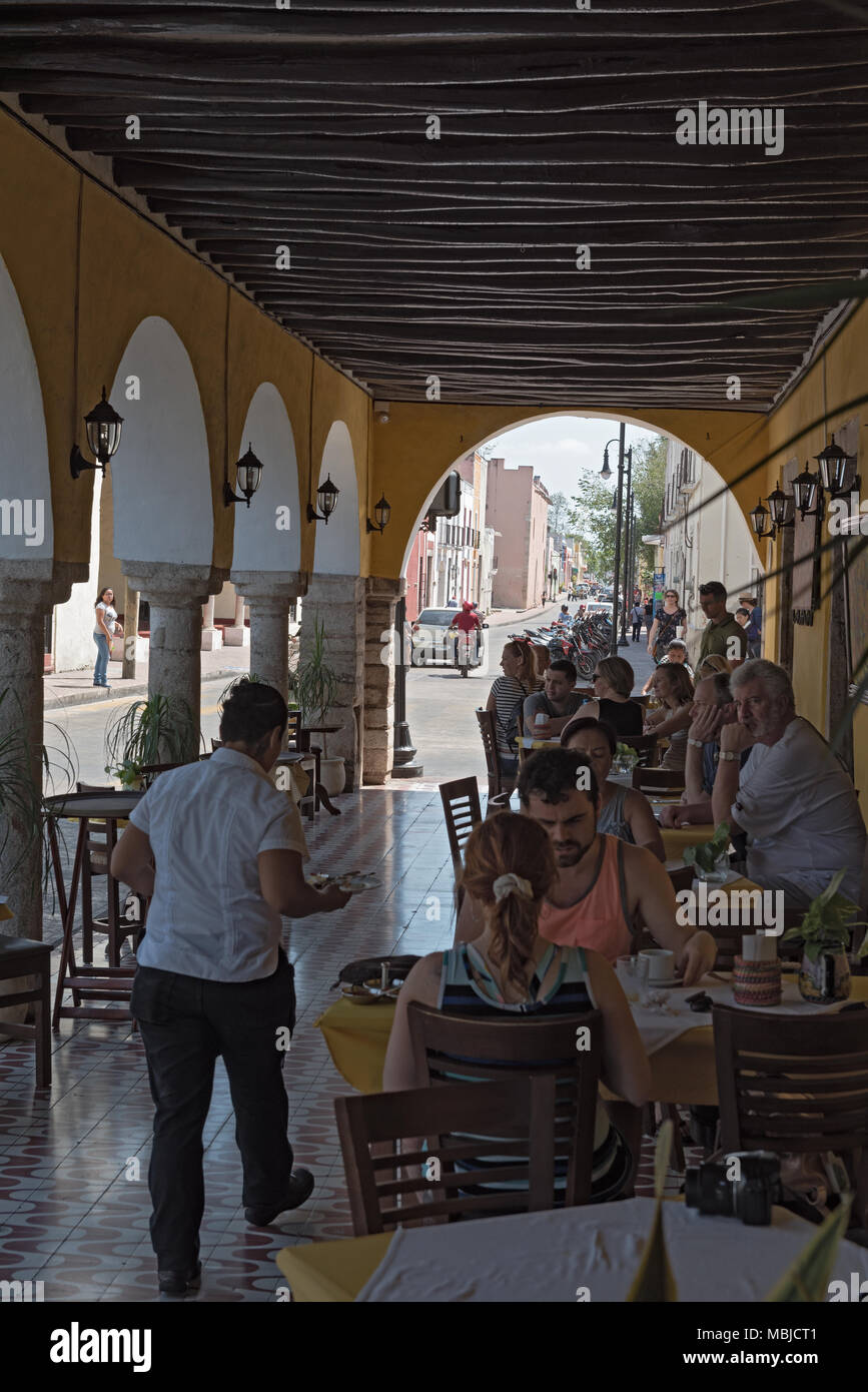 Restaurante en el parque francisco cantón, Valladolid, México Foto de stock