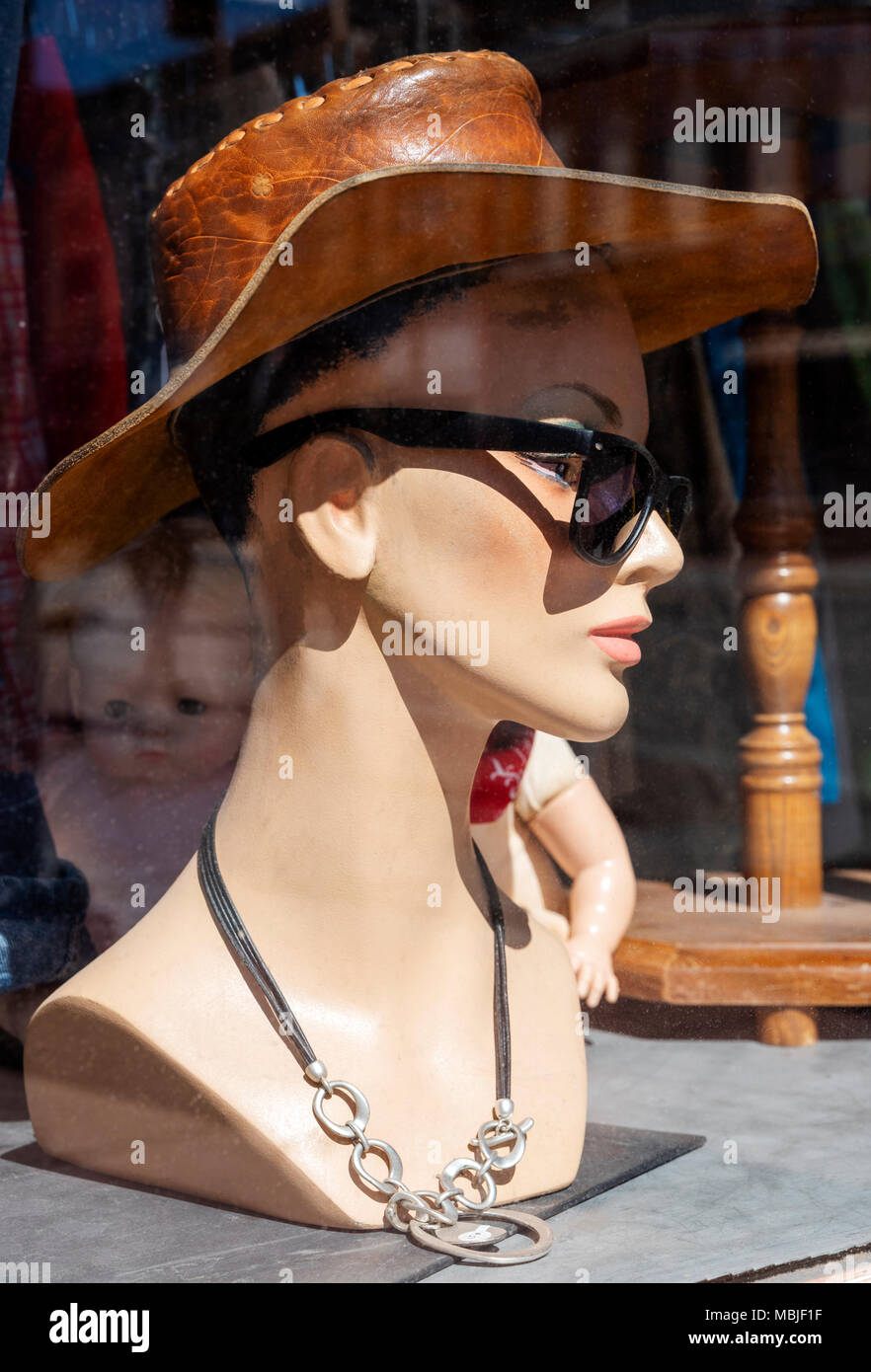 Cabeza de maniquí femenino en la visualización de la ventana; el Distrito Histórico Nacional; tiendas en el centro de la ciudad de salida, Colorado, EE.UU. Foto de stock