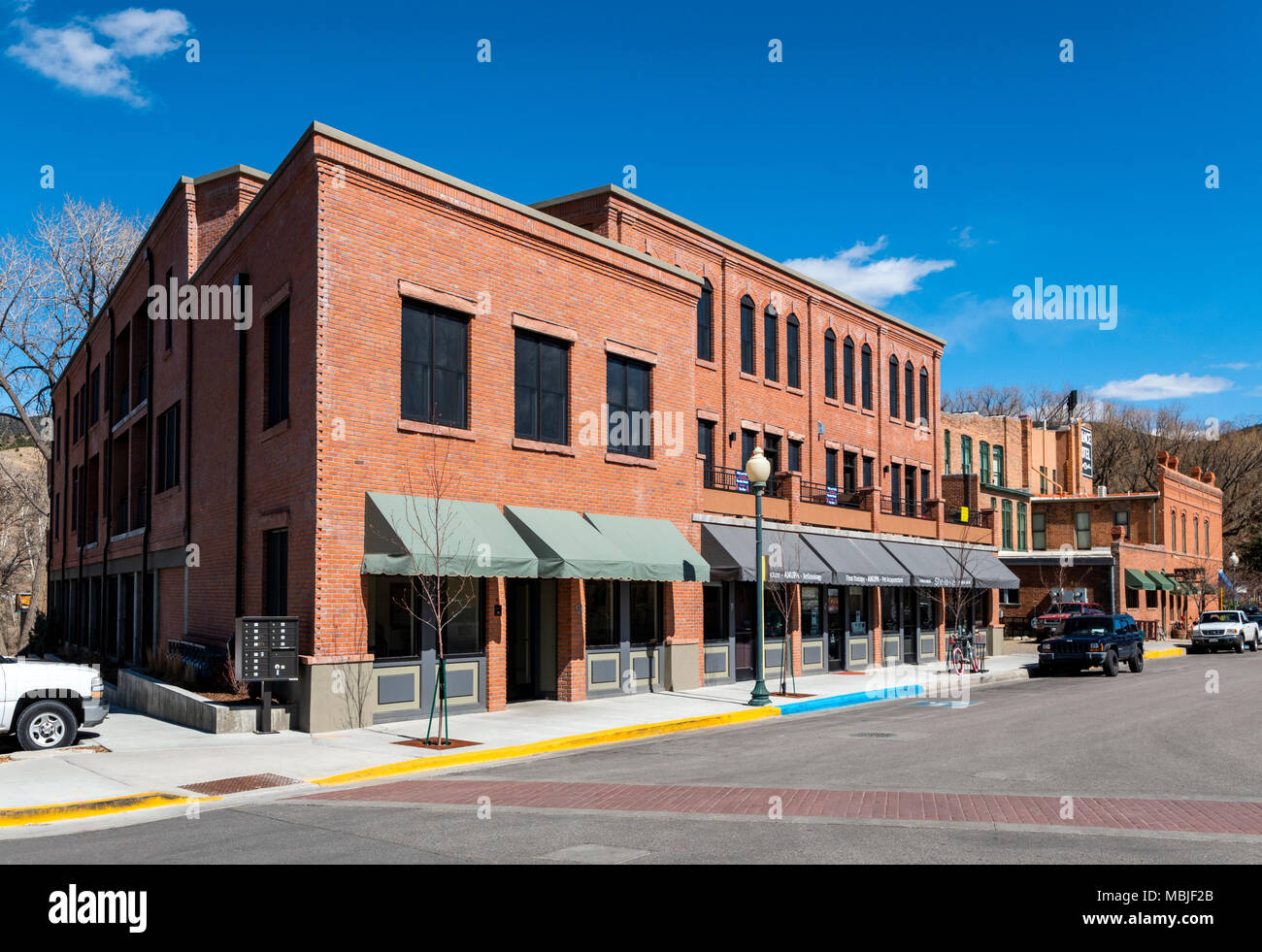 Nuevo edificio de diseño arquitectónico histórico; condominios; tiendas; aparcamiento; Salida, Colorado, EE.UU. Foto de stock