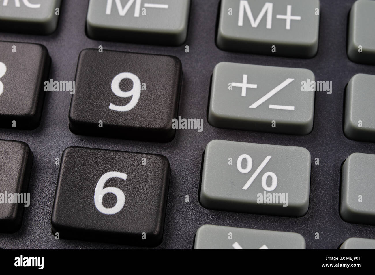 El teclado de la calculadora en una escala mayor. Botones con marcas y  números matemáticos. Fondo oscuro Fotografía de stock - Alamy