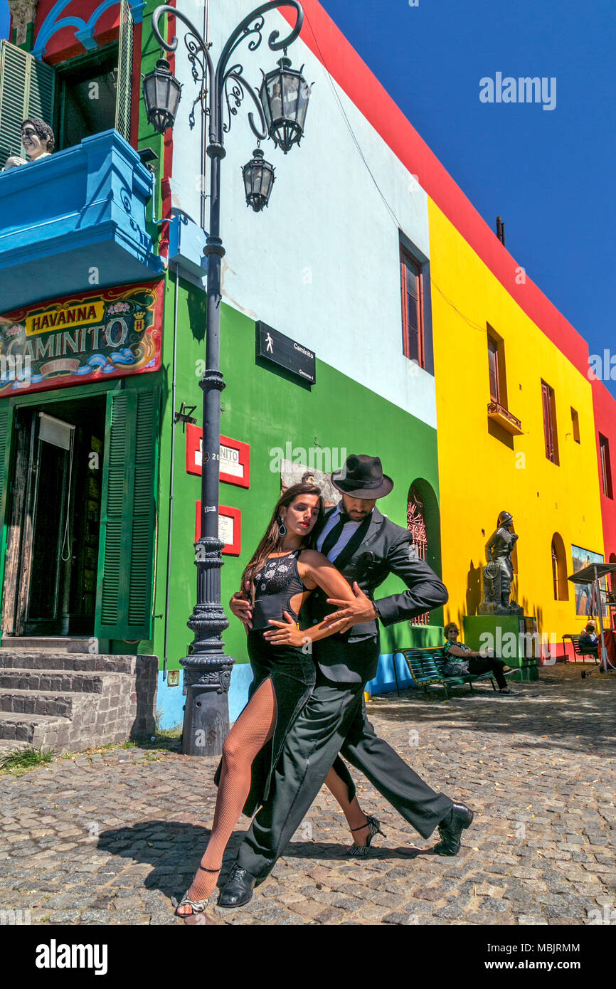 Bailarines de Tango en La Boca, Buenos Aires, Argentina Fotografía de