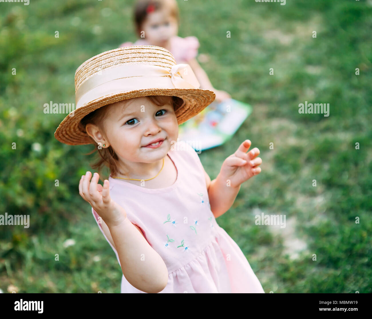 Cámara Final Cuestiones diplomáticas Lindo bebé niña retrato.niña en un sombrero de paja sonríe y mira a la  cámara Fotografía de stock - Alamy
