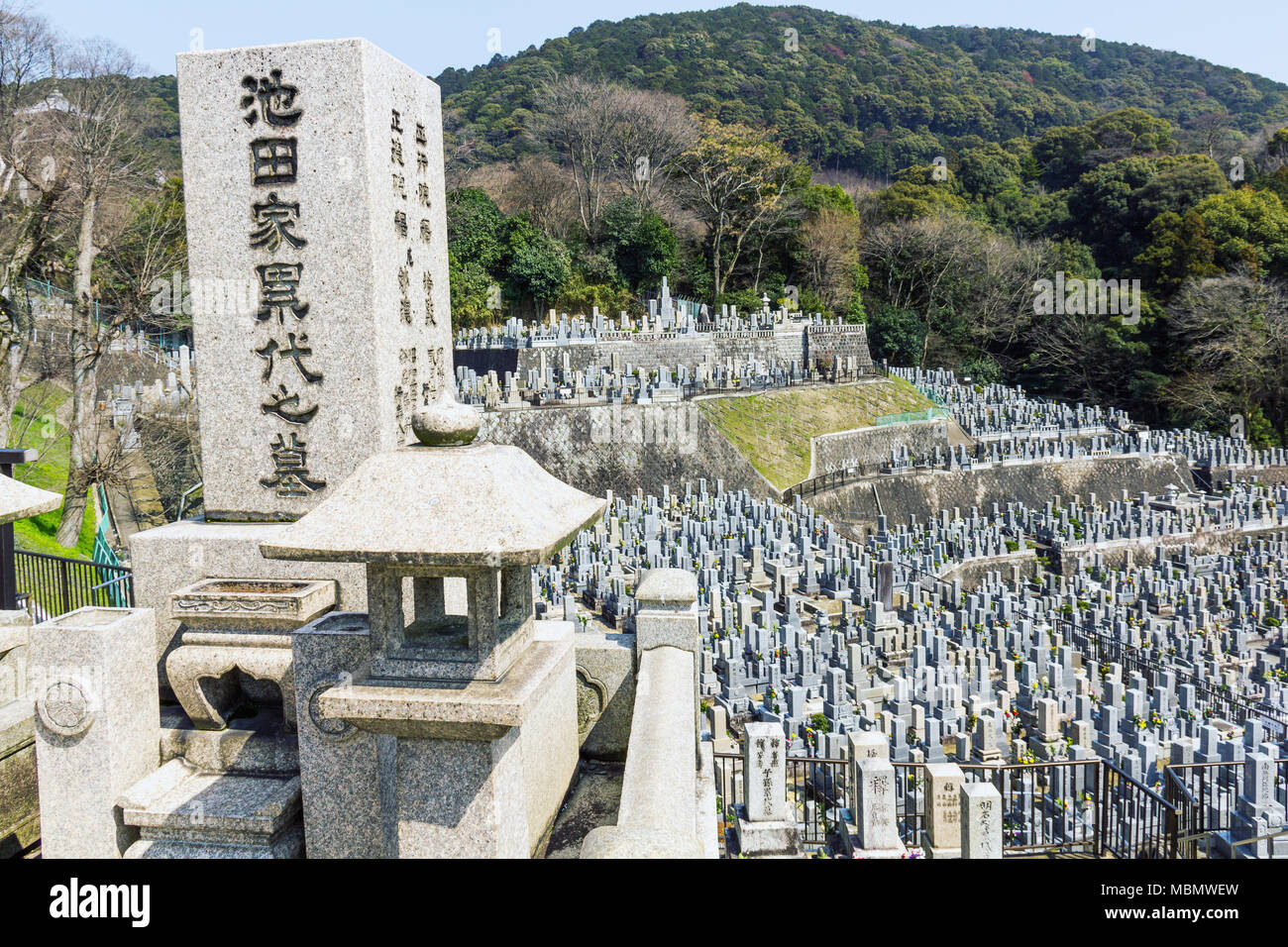 Antiguas tumbas de piedra y lápidas en un cementerio budista detrás del