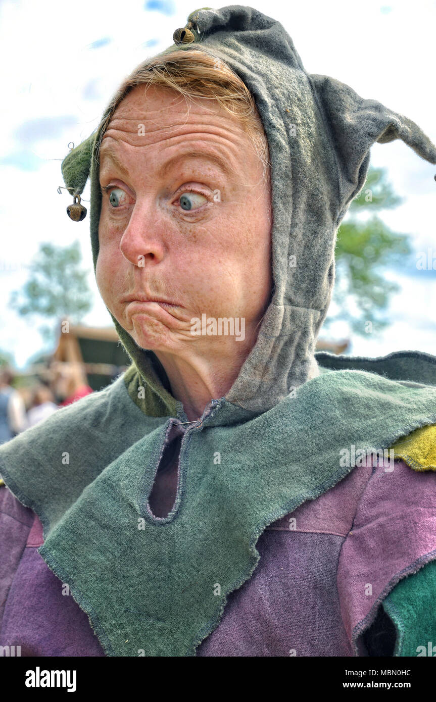 Mujer vestida como jester con cara divertida. Foto de stock