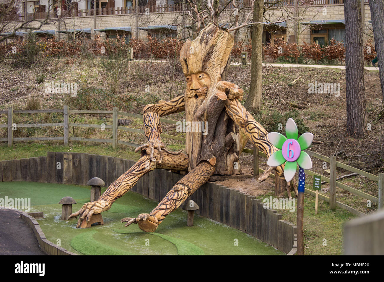 Gran escultura de un otorrinolaringólogo o árbol hombre, Center Parcs mini golf Woburn bosque Foto de stock