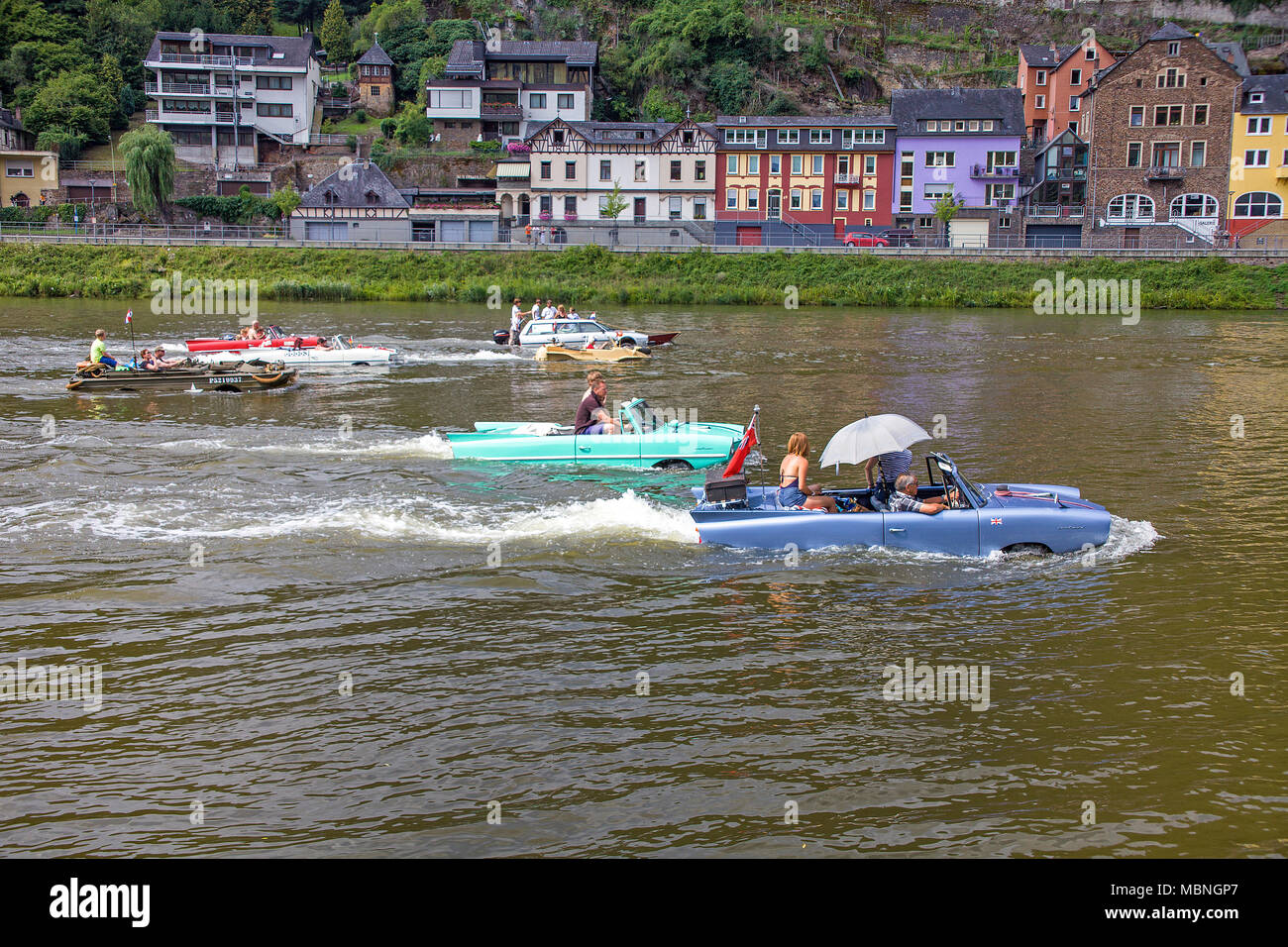Los vehículos anfibios en el río Mosela, en Cochem, Renania-Palatinado, Alemania Foto de stock