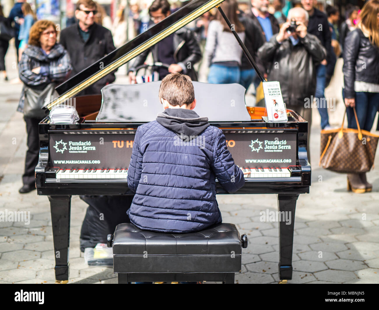 Barcelona, España - 18 de marzo de 2017: Vista de un chico tocando el piano  en un espectáculo de calle Fotografía de stock - Alamy