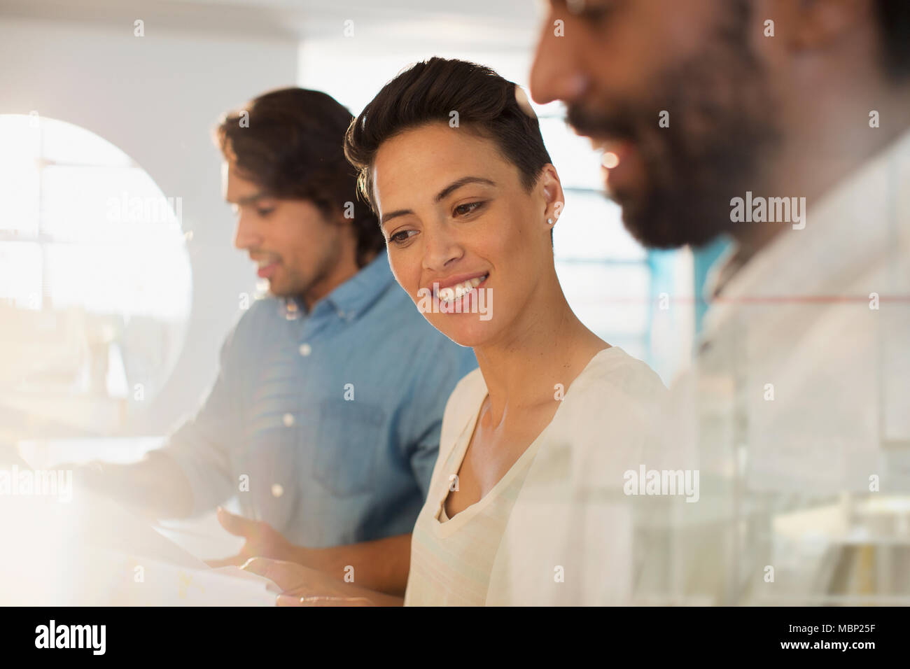 La empresaria sonriente escuchando colega en reunión Foto de stock