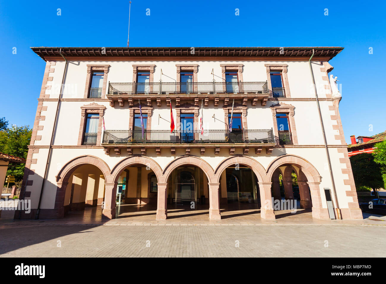 El Ayuntamiento de la ciudad vieja en Comillas, Cantabria, región de España Foto de stock