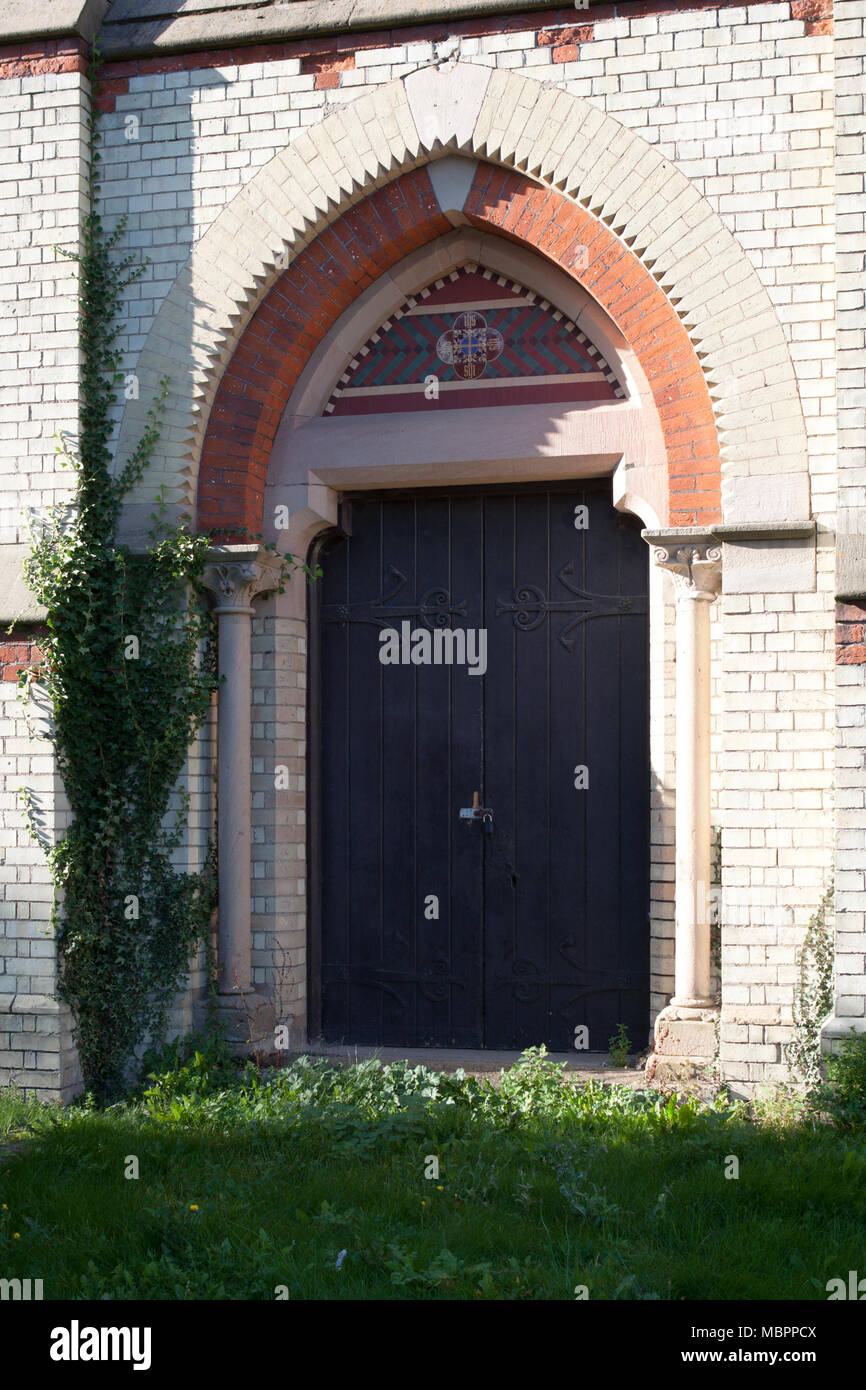Una segunda puerta en el lado sur de la capilla de San Lucas, antiguamente la capilla de los tres condados Victoriano asilo (más tarde renombrado Fairfield Hospital) Foto de stock