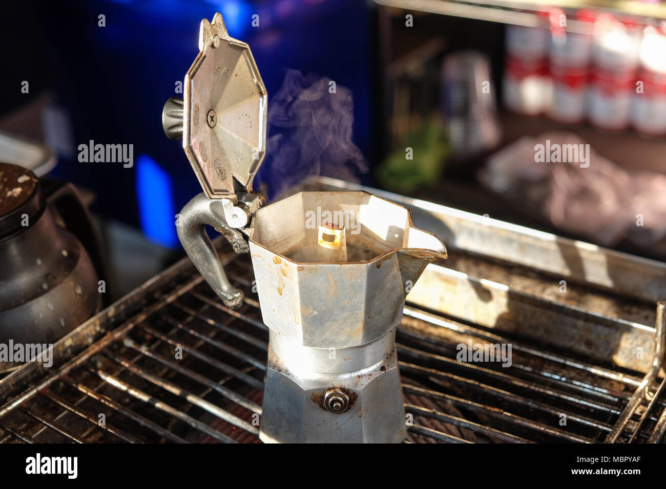 Cerrar la cafetera de aluminio antigua desayuno abierto mercado matinal en  estufa con luz solar Fotografía de stock - Alamy