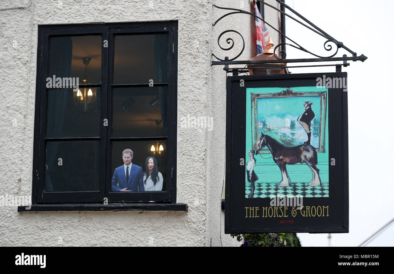 Un corte de papel del príncipe Harry y Meghan Markle se visualiza en la ventana del caballo y el novio pub en Windsor, Berkshire. Foto de stock