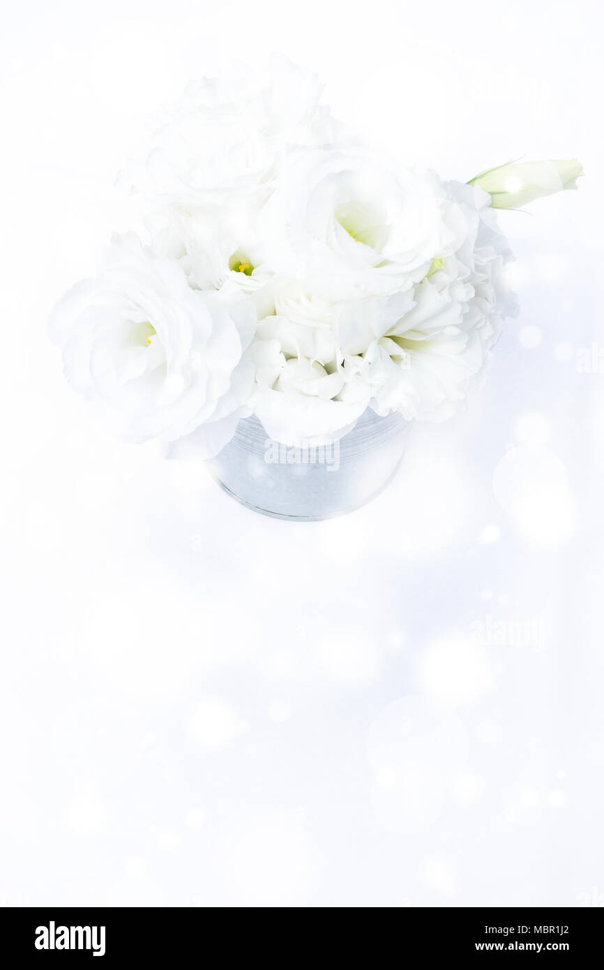 Bouquet de rosas blancas de boda bokeh de fondo. Foto de stock