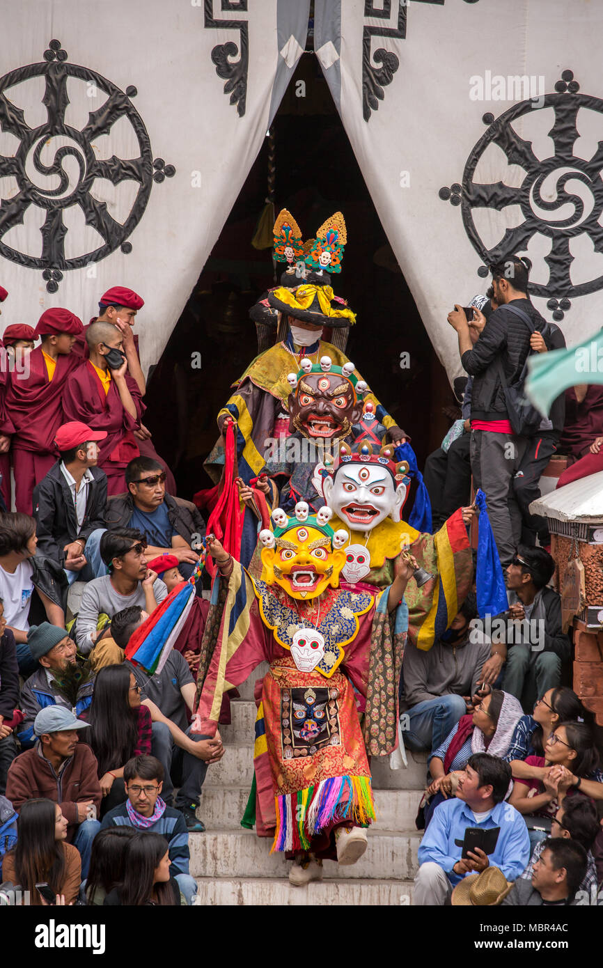 Ladakh, India - Julio 4, 2017: Hemis Tsechu Festival es una ceremonia budista tántrica en el monasterio de Hemis, con máscara tántrico o bailando la danza Cham realizar Foto de stock