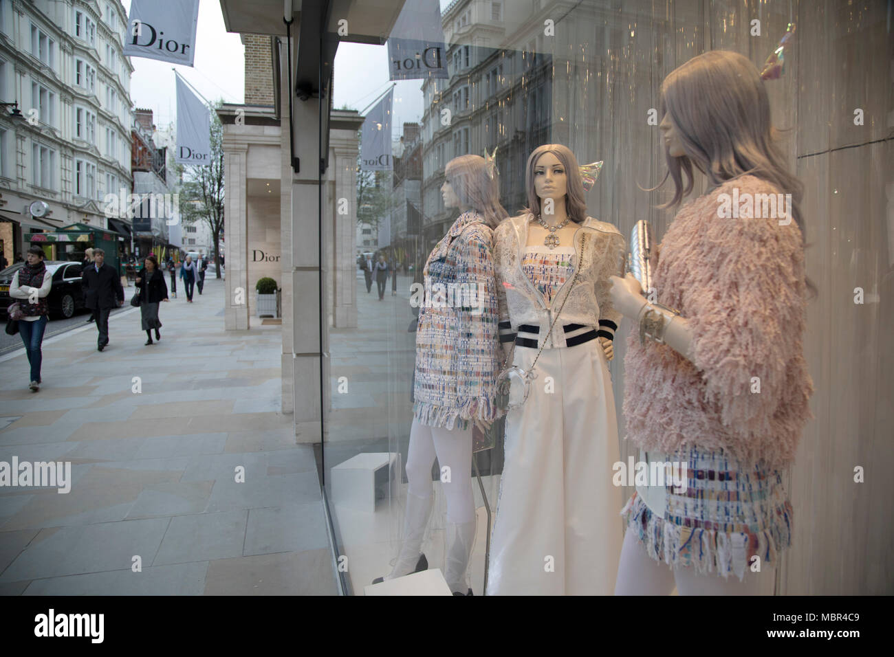 Ventana de la tienda de ropa exclusiva de Chanel en New Bond Street en  Mayfair, Londres, Inglaterra, Reino Unido. Bond Street es una de las  principales calles en el extremo oeste del